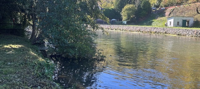 Country house on the banks of the Eure River – Wooded grounds – Sleeps 10 in Cailly-sur-Eure