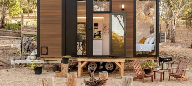 Countryside Tiny House for a Pet Friendly Glamping Getaway in Howes Creek, Victoria in Mansfield