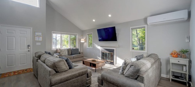 Screened Porch & Steps to Lake! Pocono Summit Home in Pocono Summit