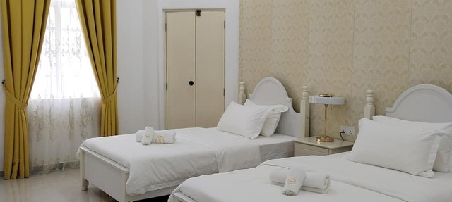 Titiwangsa Villa . Spacious with 12 bedrooms attached bathrooms , Free Wi Fi . in Kuala Lumpur