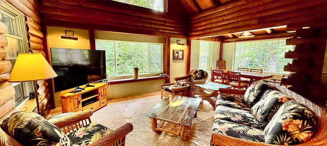 PERMITTED Charming LOG HOUSE Farm Stay! Upcountry Maui. Magical and Peaceful! in Makawao