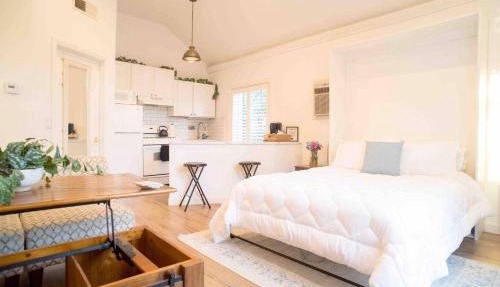 Farmhouse Studio - Full Kitchen & Private Entry in Los Angeles