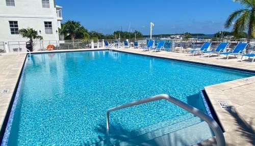 Vacay Vibes at Mariners Club- Luxury Home in Oceanfront Resort with Pools, Pickleball & Marina in Key Largo