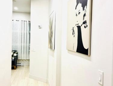 Modern Ground Level 1BR Apartment - Prime Location in North Vancouver