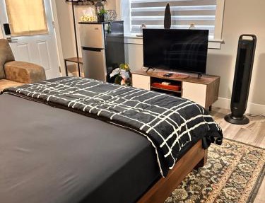 East Coast Cozy by Wastis-Easy Hwy, City & Airport Access plus Free Parking in Lower Sackville