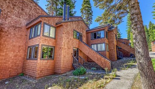 Cozy 1BR Tahoe Donner condo with fireplace, WiFi, balcony, and resort access in Truckee