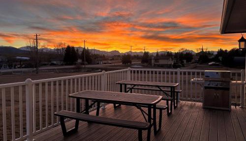 Hot-tub, Games Room, Walk-in Sauna, 7 BM, 15 mins to Waterton in Mountain View