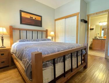 Luxury Condo 2Bed, 1Bath, Pool, Hot Tub, Beach, Golf in Osoyoos