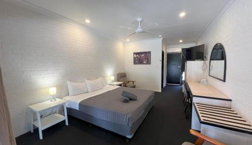 Albert Park Motor Inn - Pool and shaded parking in Longreach