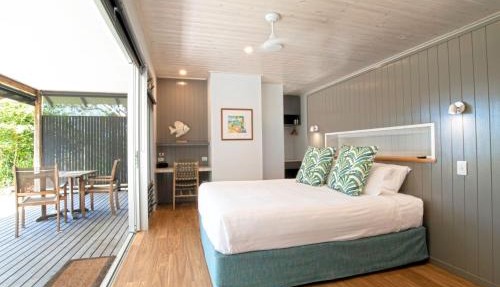 The Bungalows - Absolute Beachfront in Mission Beach